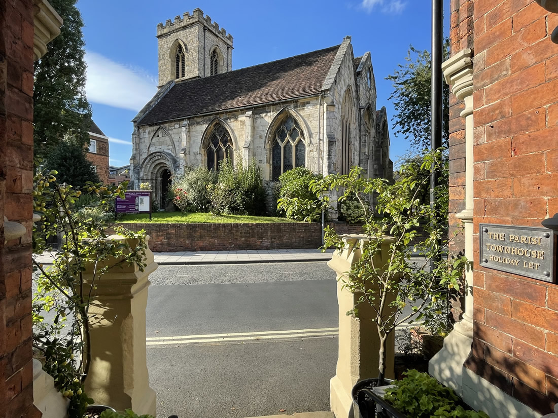 The Parisi Townhouse holiday let in York with church view